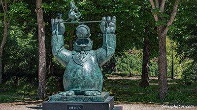 Statue de Geluck,- SUR LE FIL  - Exposition 2021  sur les champs Elysées -PARIS